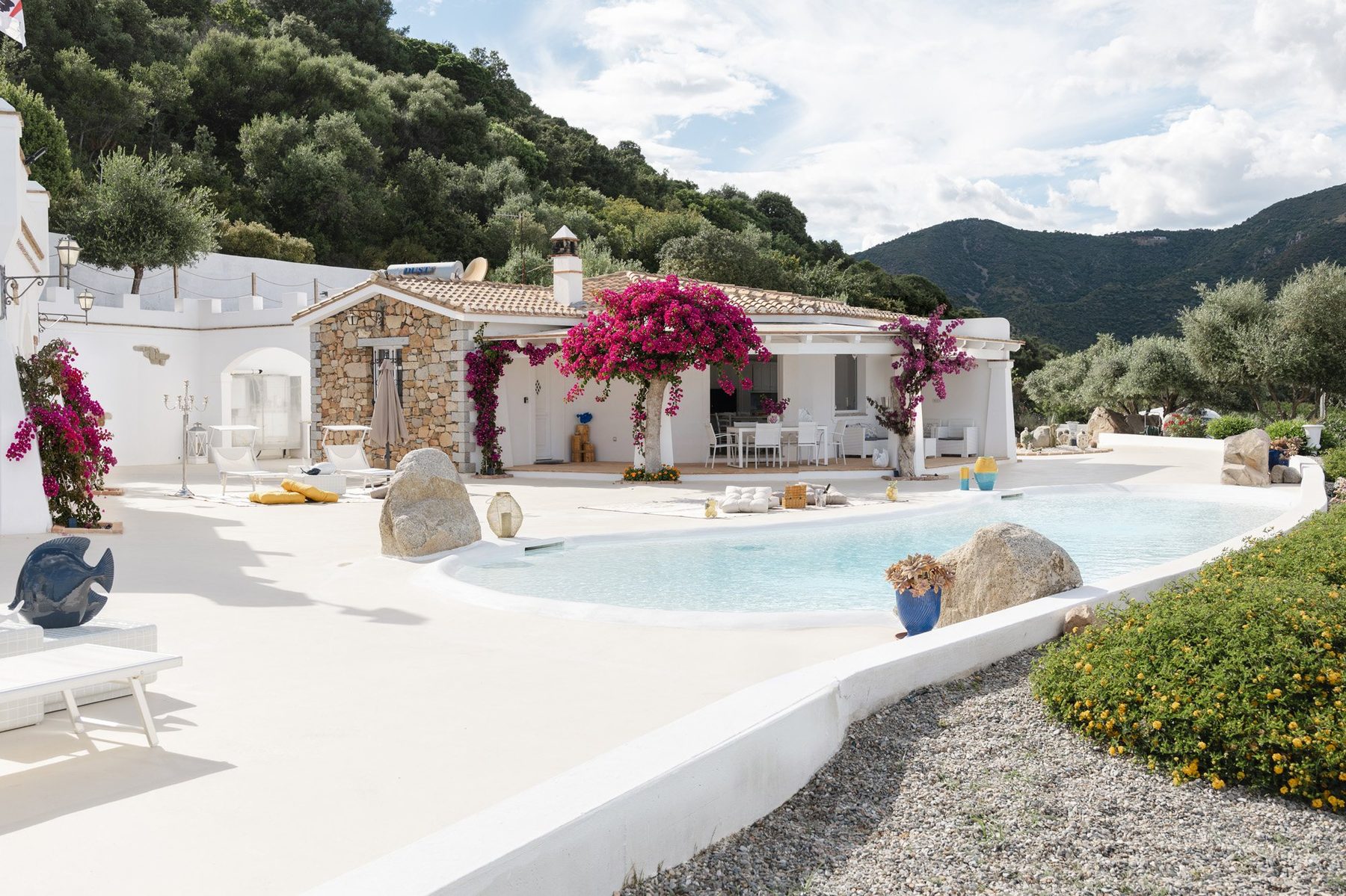 Piscina a sfioro con vista sui monti e bouganville