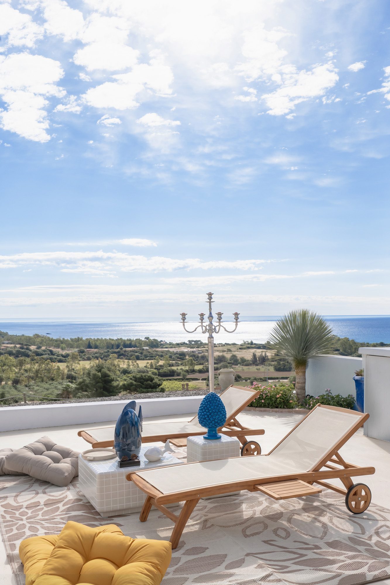 Lettini con candelabro e vista mare di giorno