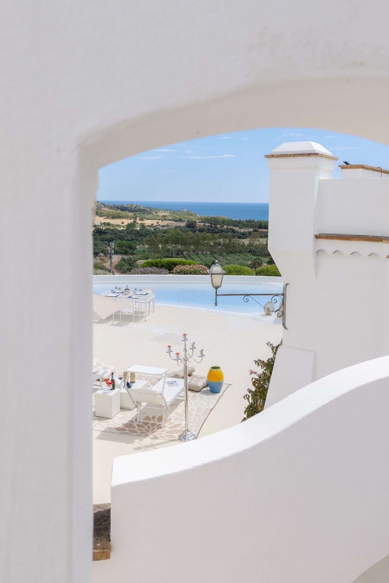 Scorcio ad arco sul mare