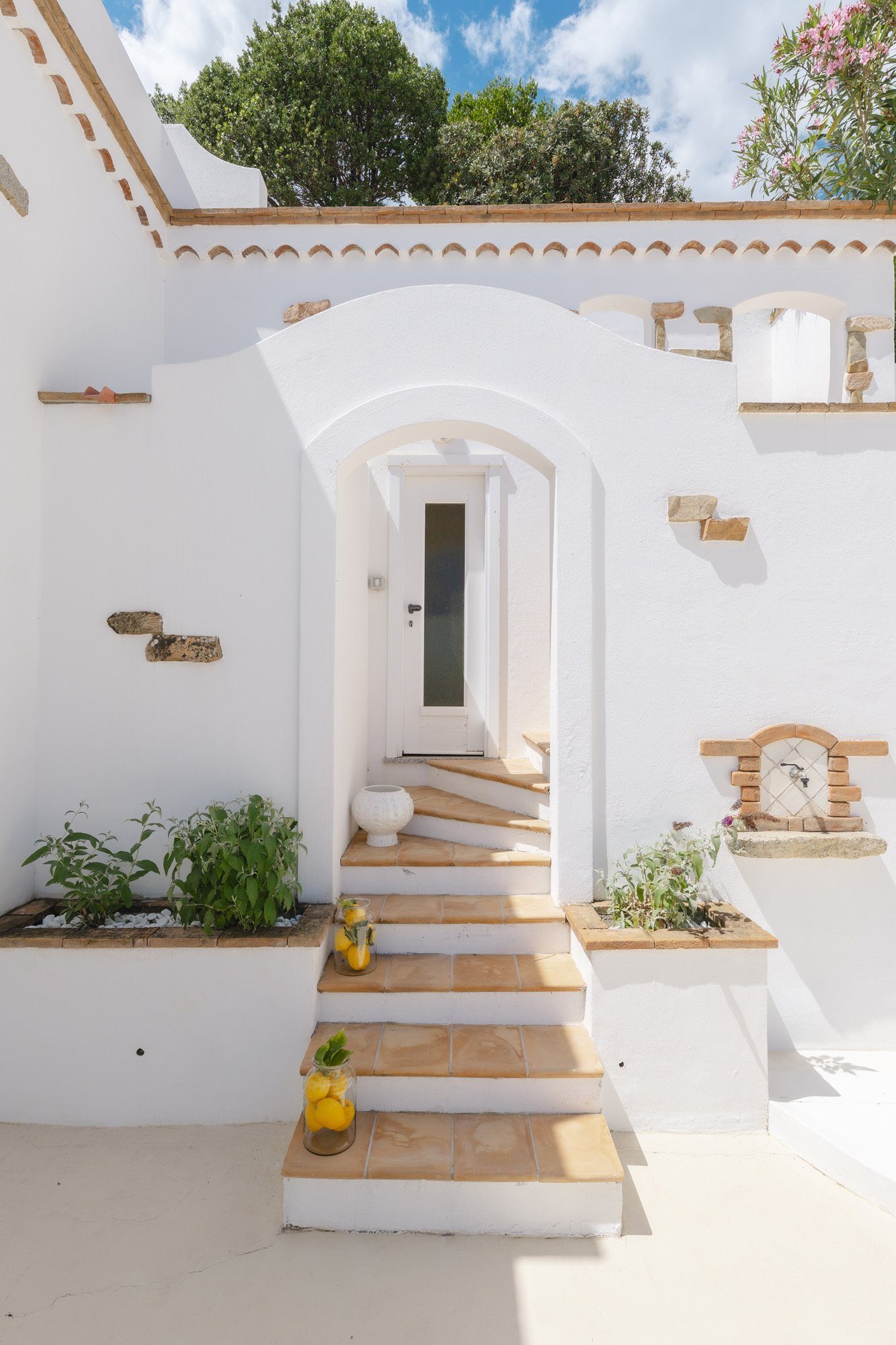 Ingresso bianco con scala e limoni