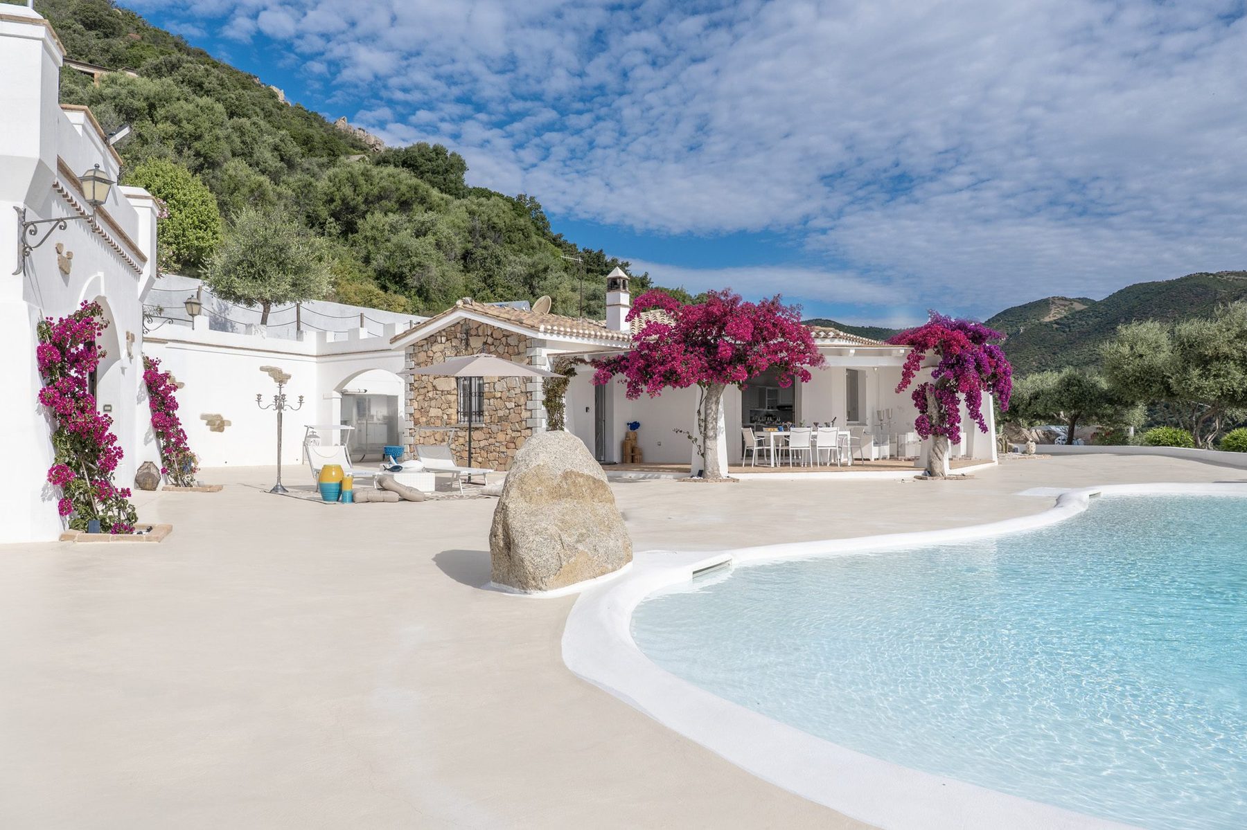 Villa con piscina a sfioro e bouganville di giorno
