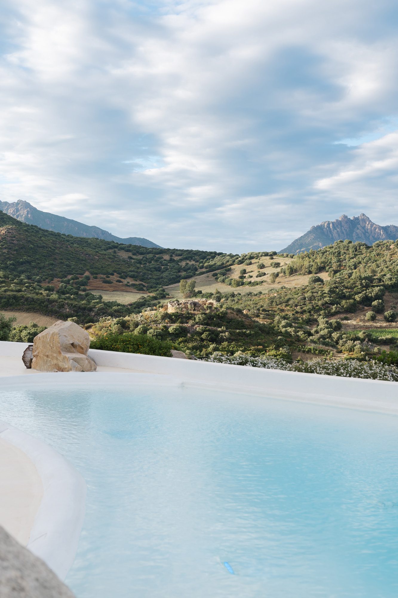 Piscina a sfioro con vista sui monti