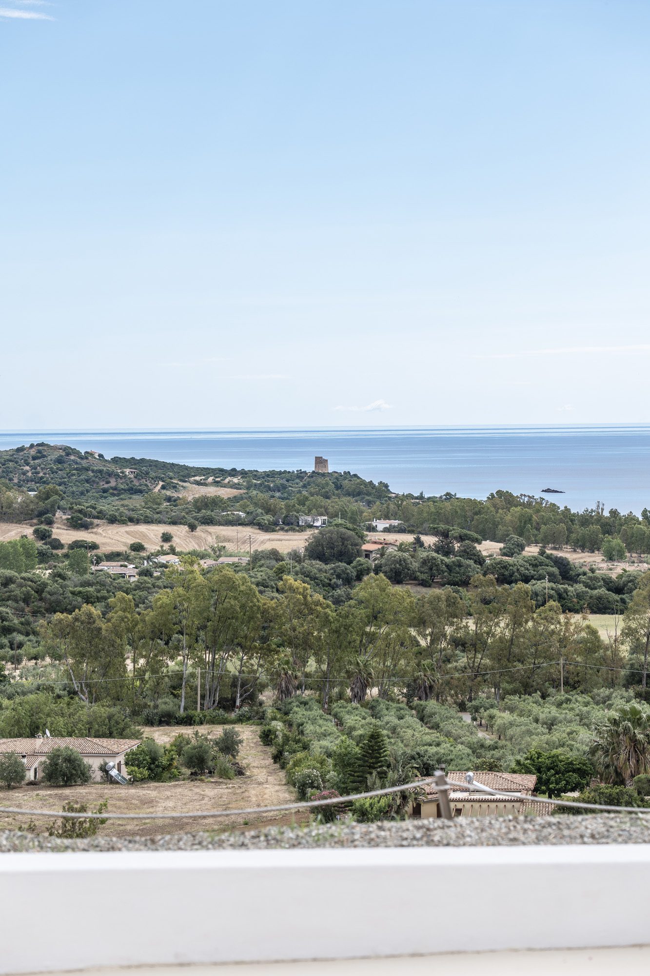 Vista sul mare di Tertenia con torre costiera