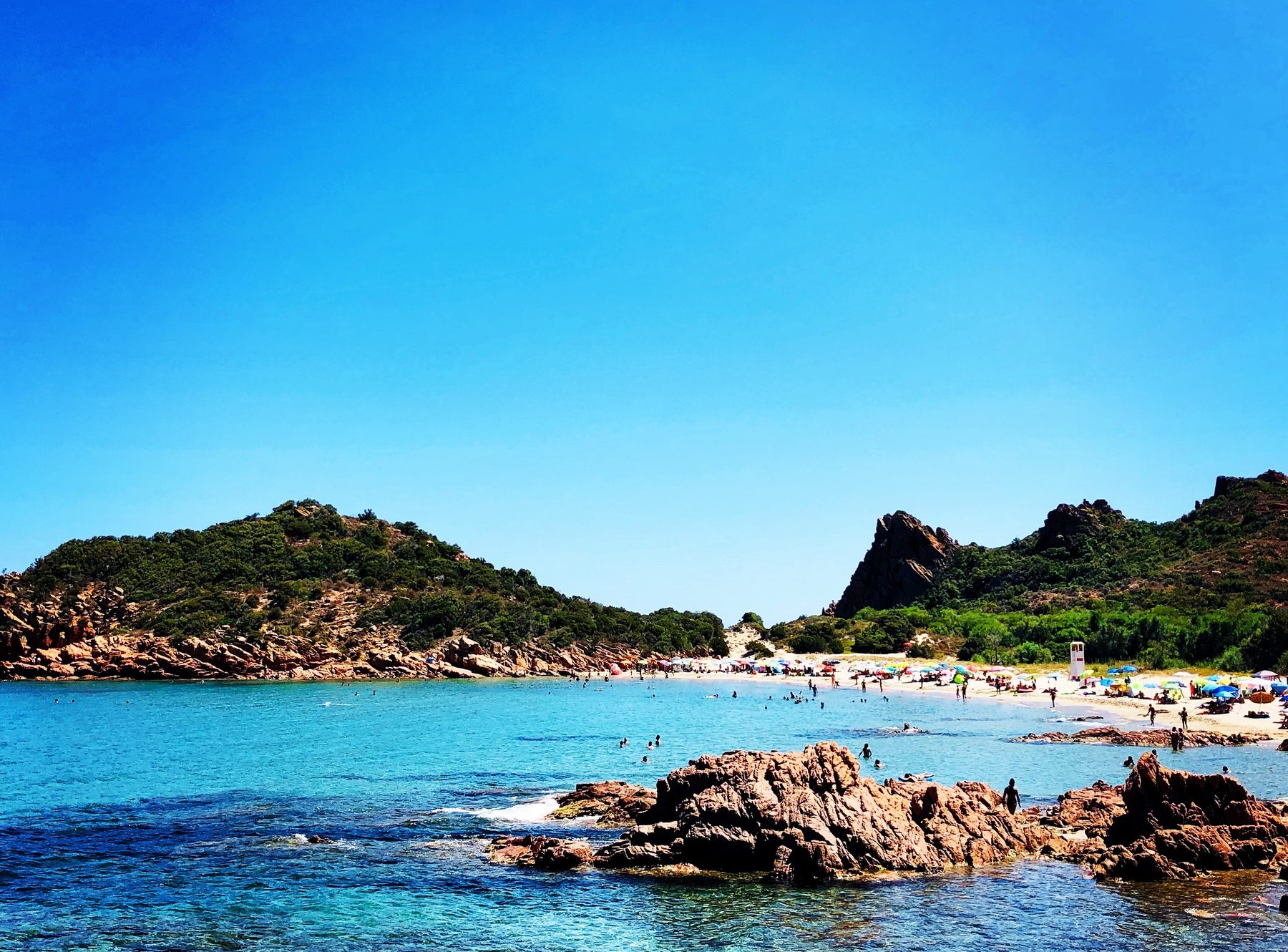 Cala con rocce rosse e mare turchese nell'Ogliastra