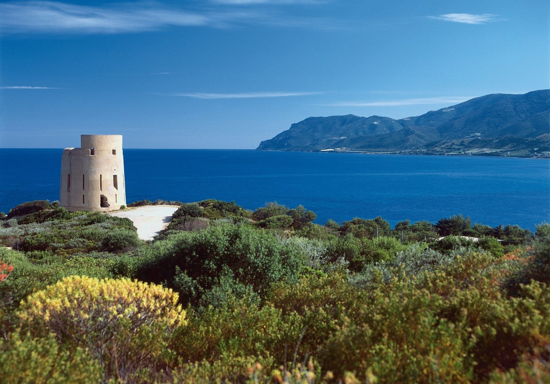 Torre costiera di Tertenia affacciata sul mare