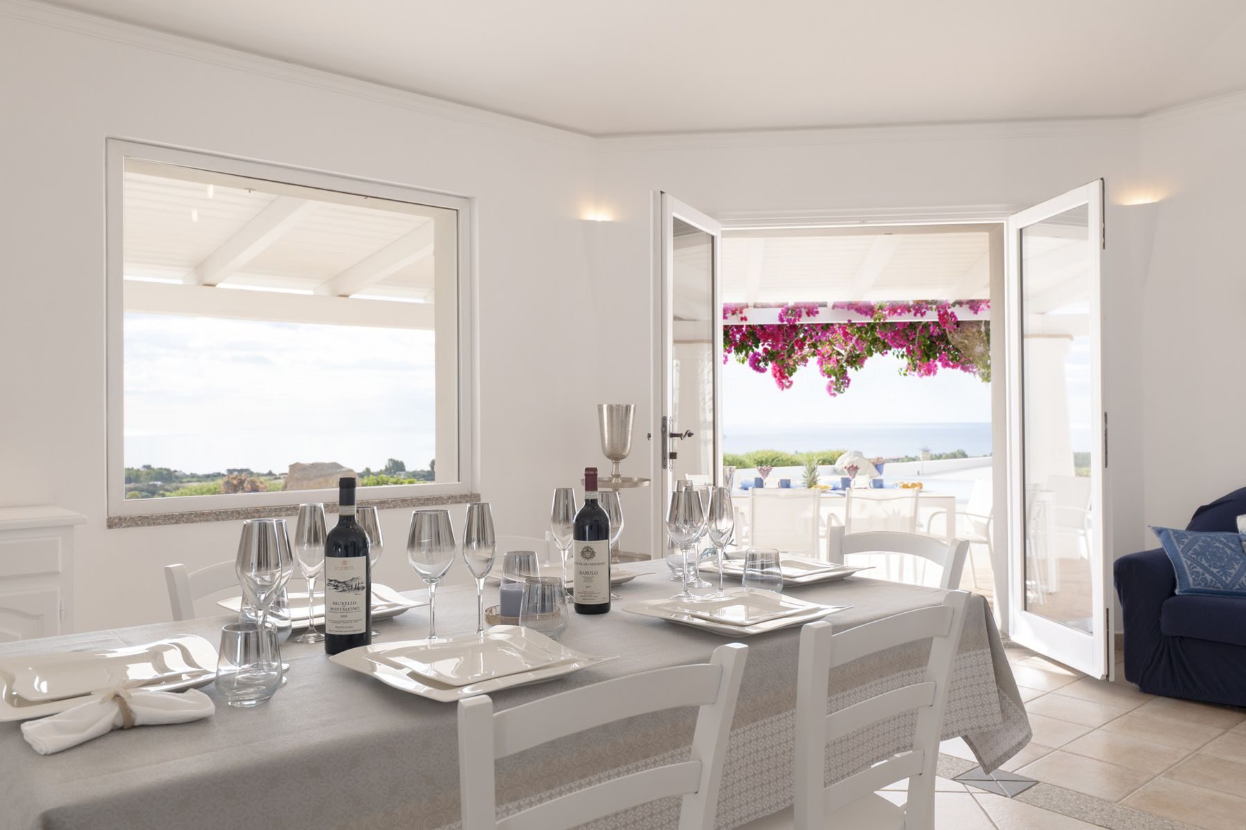Sala da pranzo di Rocca Bianca con vista mare