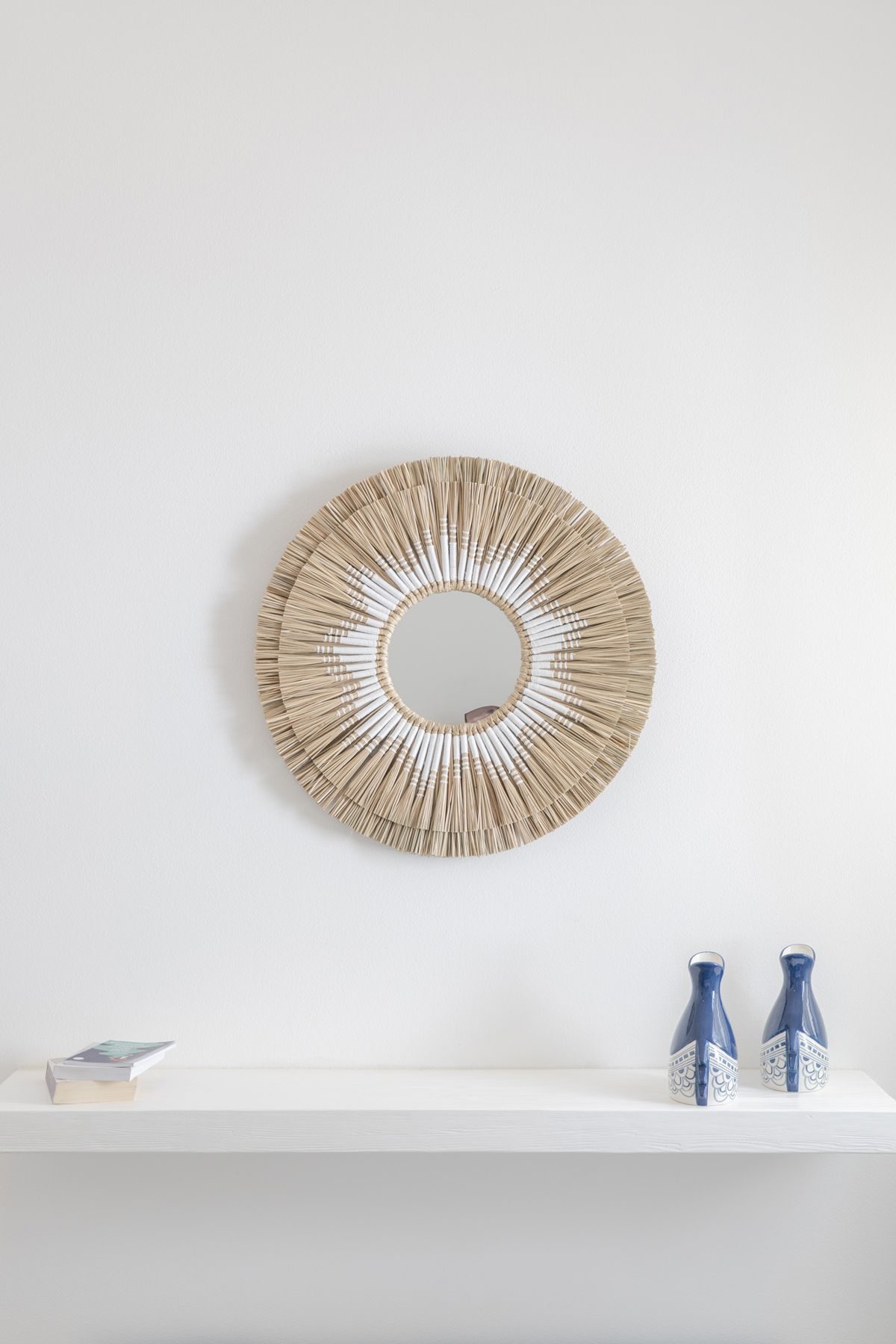 Specchio in rafia e ceramiche blu