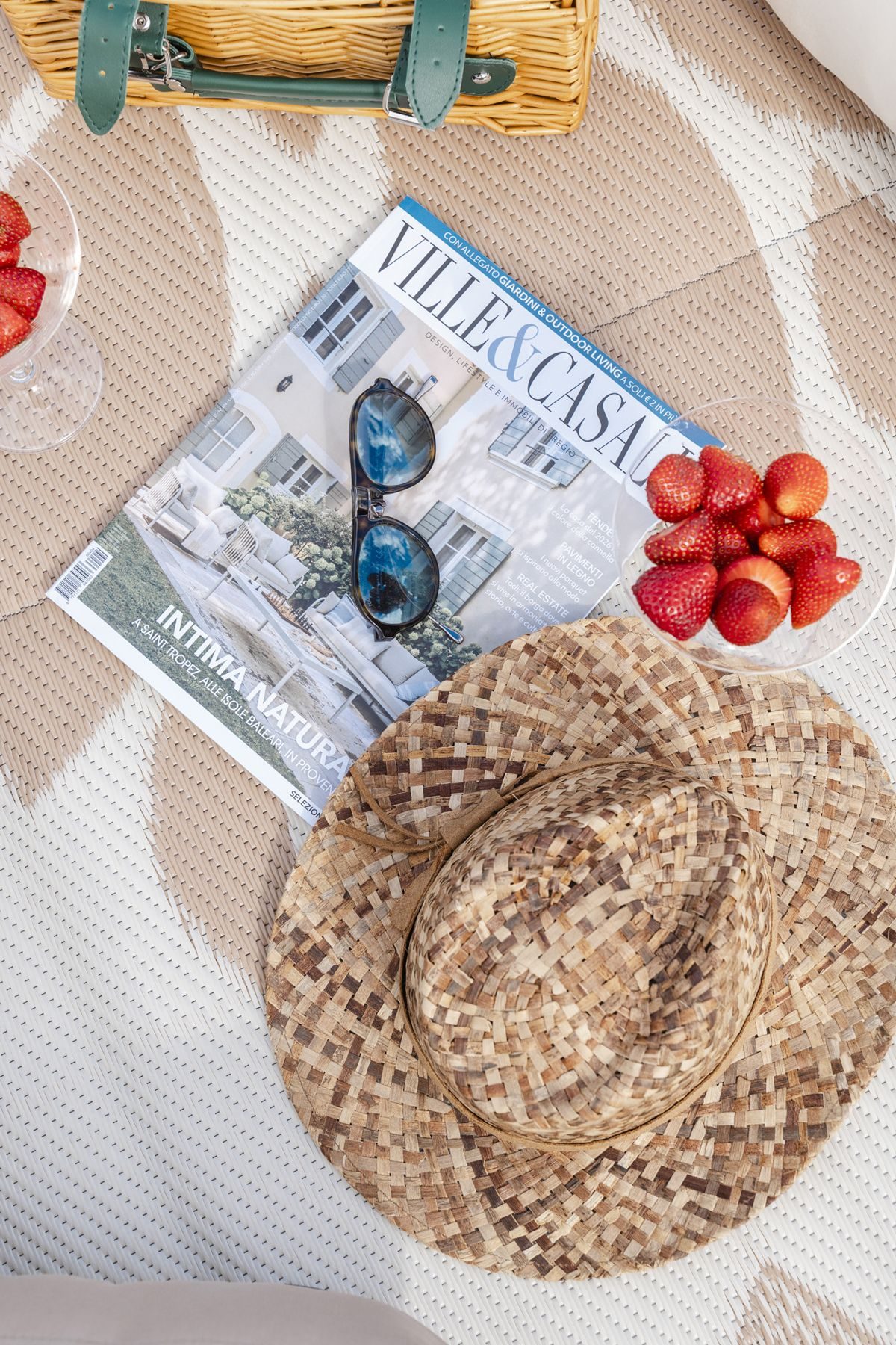 Rivista, cappello di paglia e fragole