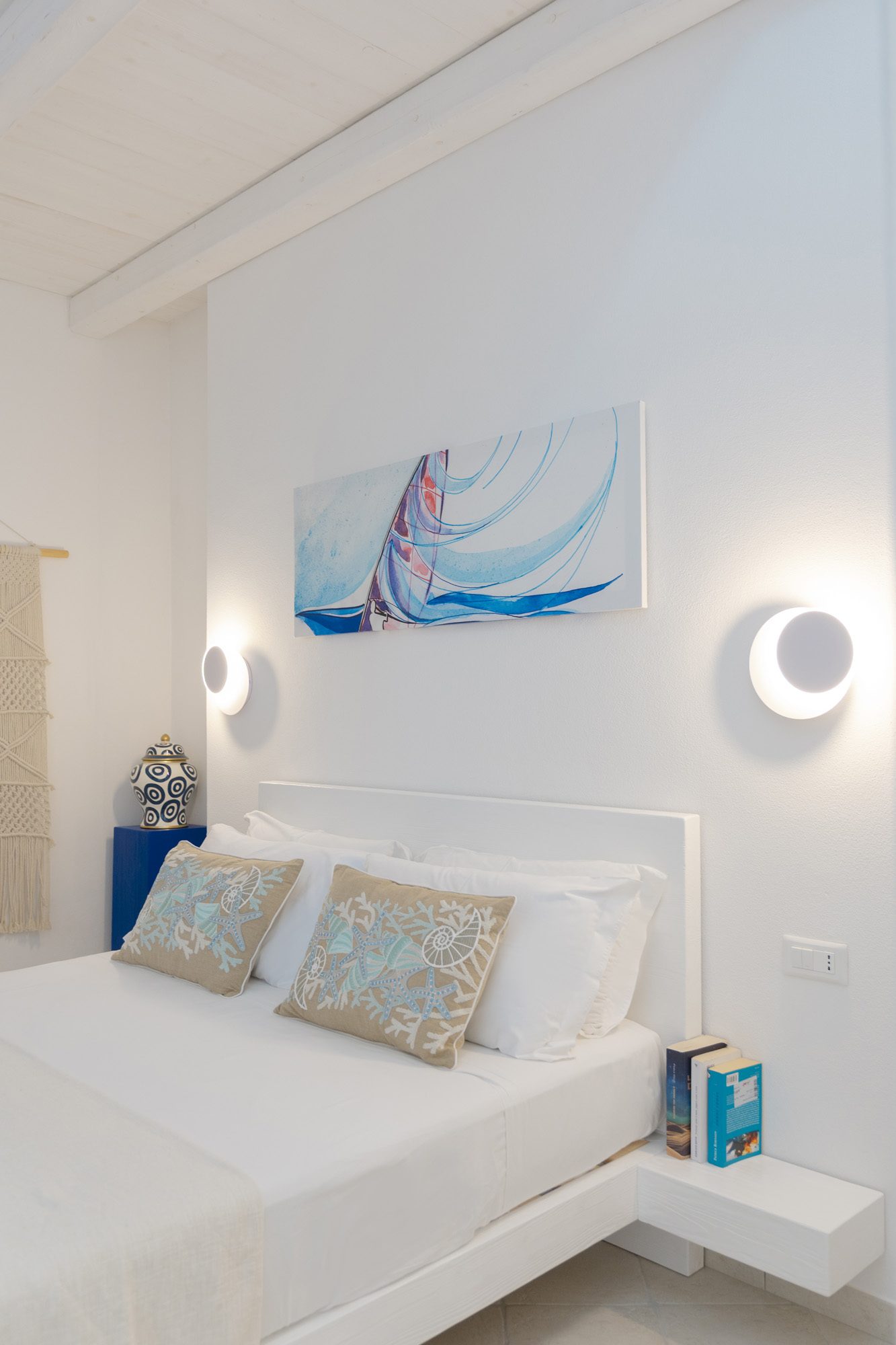 Letto matrimoniale con quadro a vela