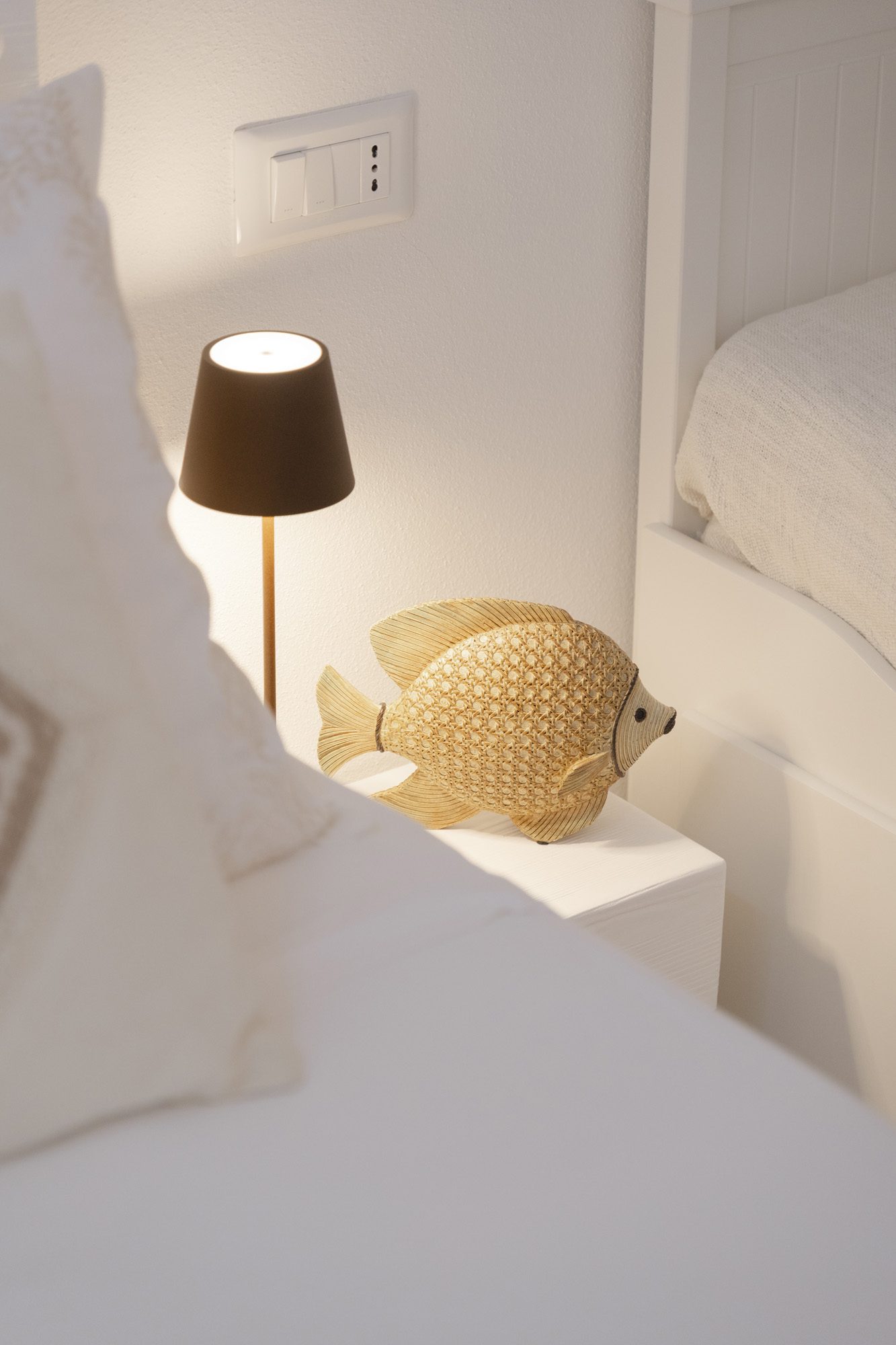 Comodino con lampada e pesce in rafia
