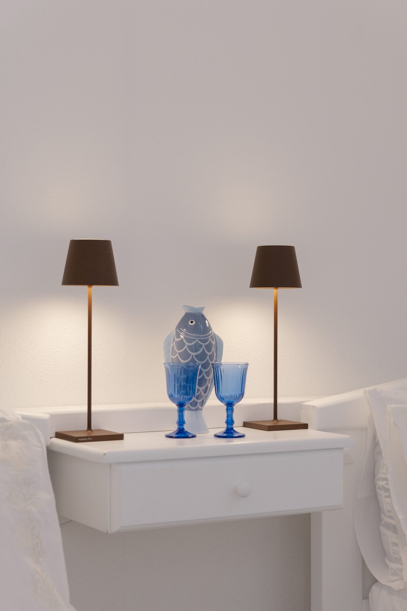 Comodino con lampade e pesce in ceramica blu