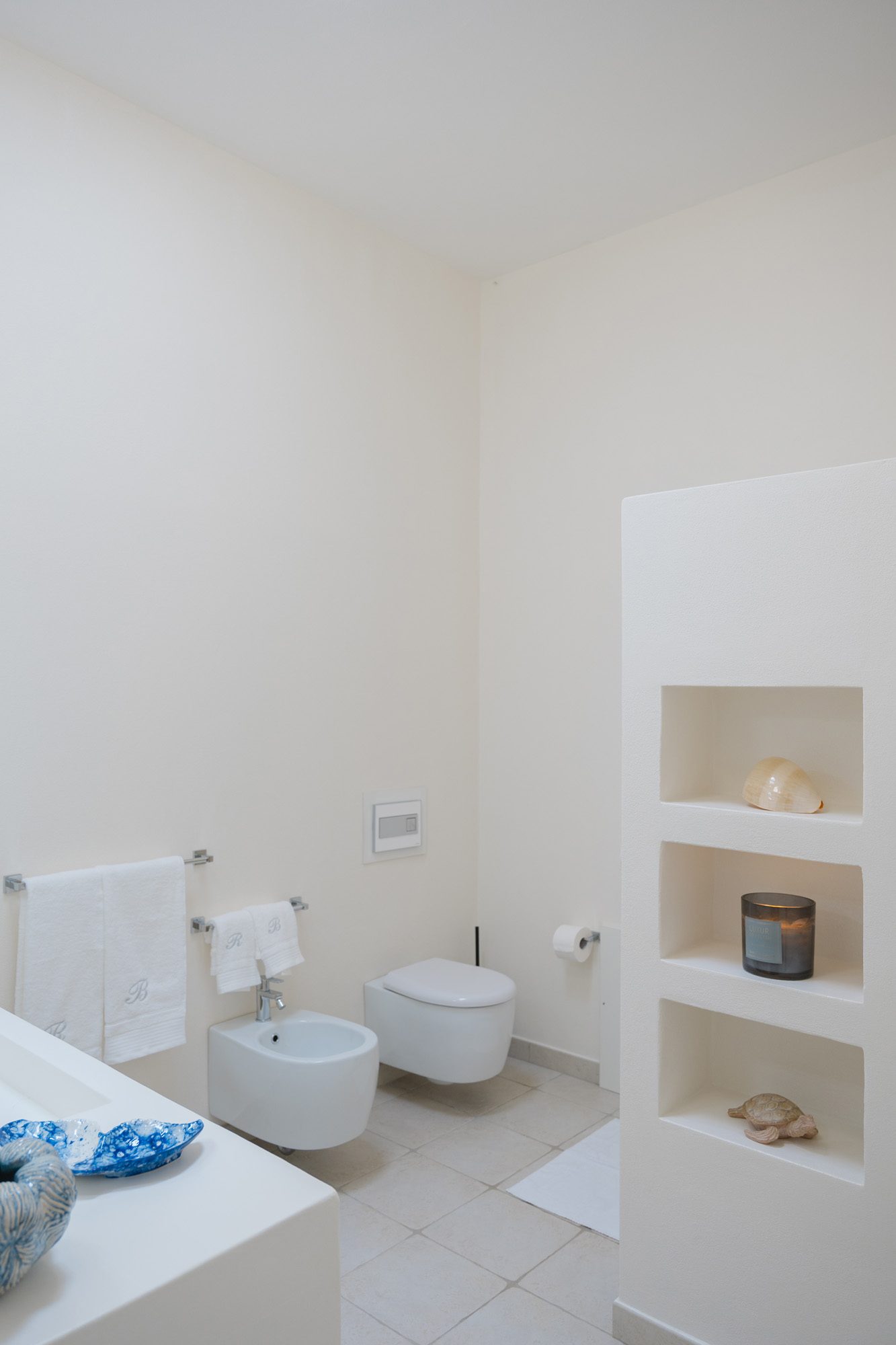 Bagno con sanitari e nicchie decorate