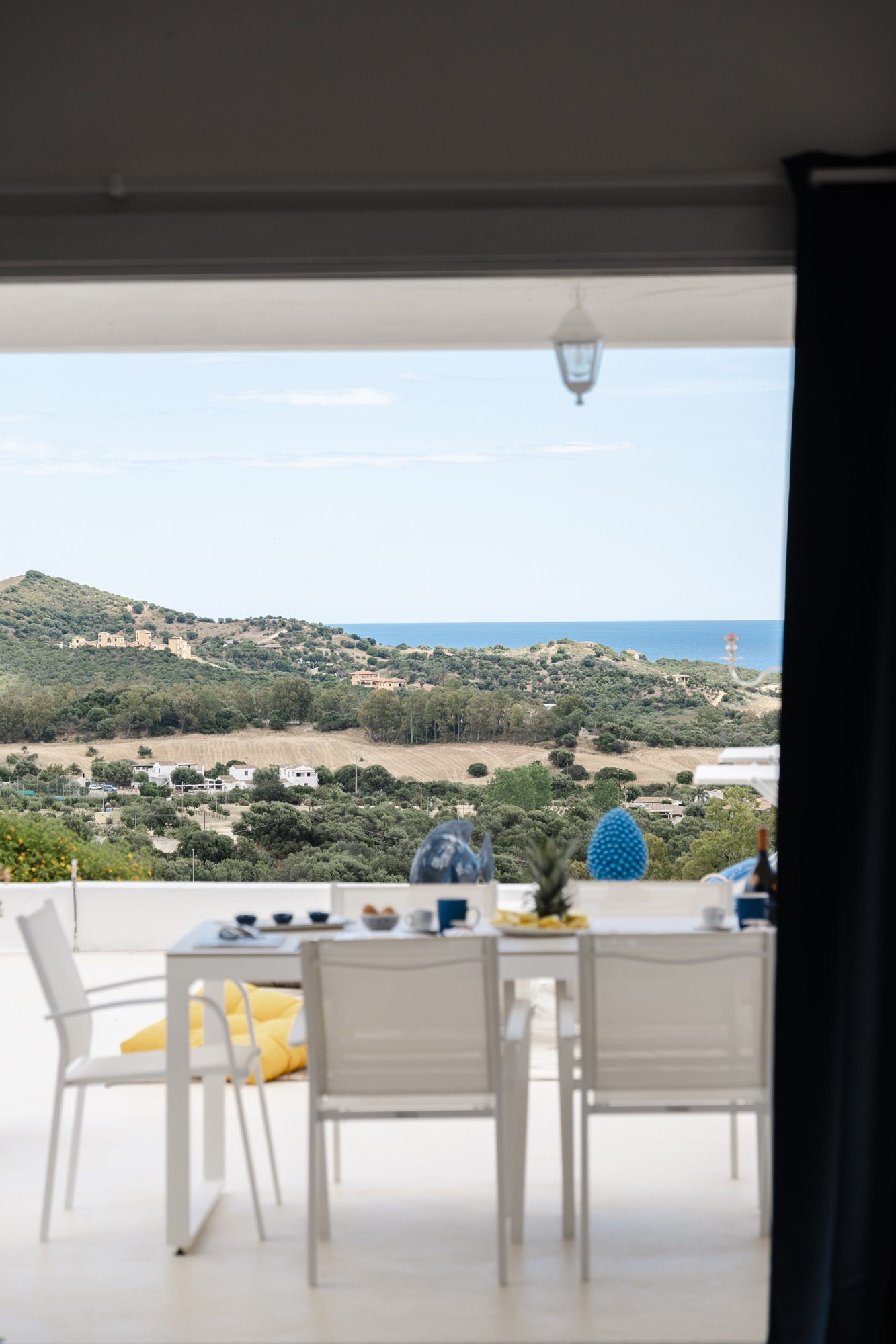 Vista mare dalla terrazza con tavolo bianco