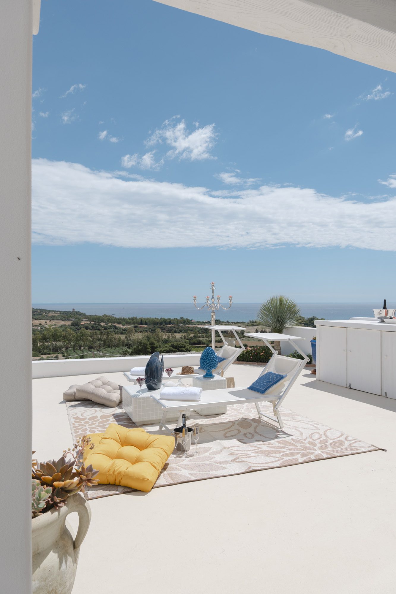 Terrazza con lettini e vista sul golfo