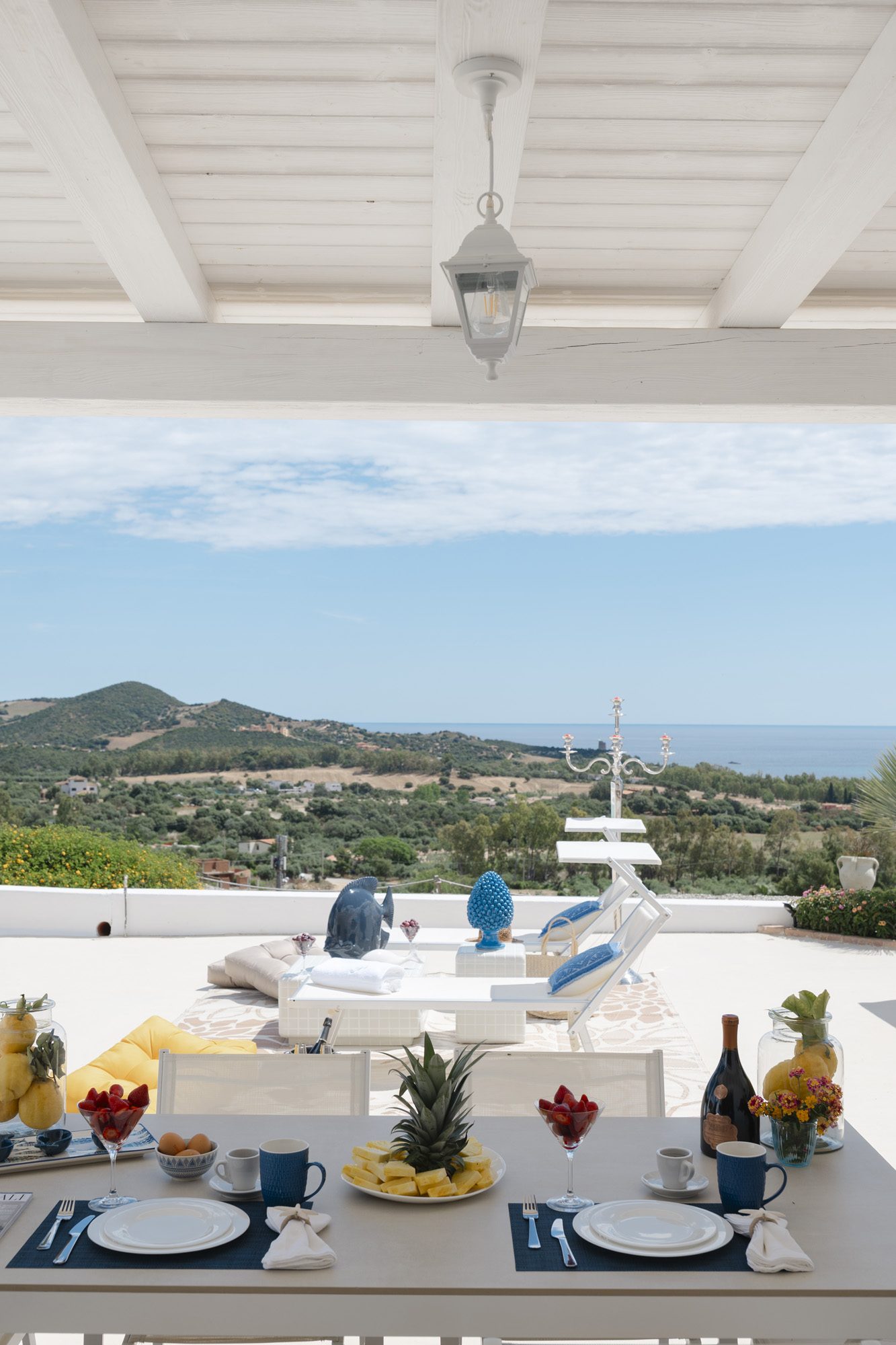 Colazione in terrazza con vista mare