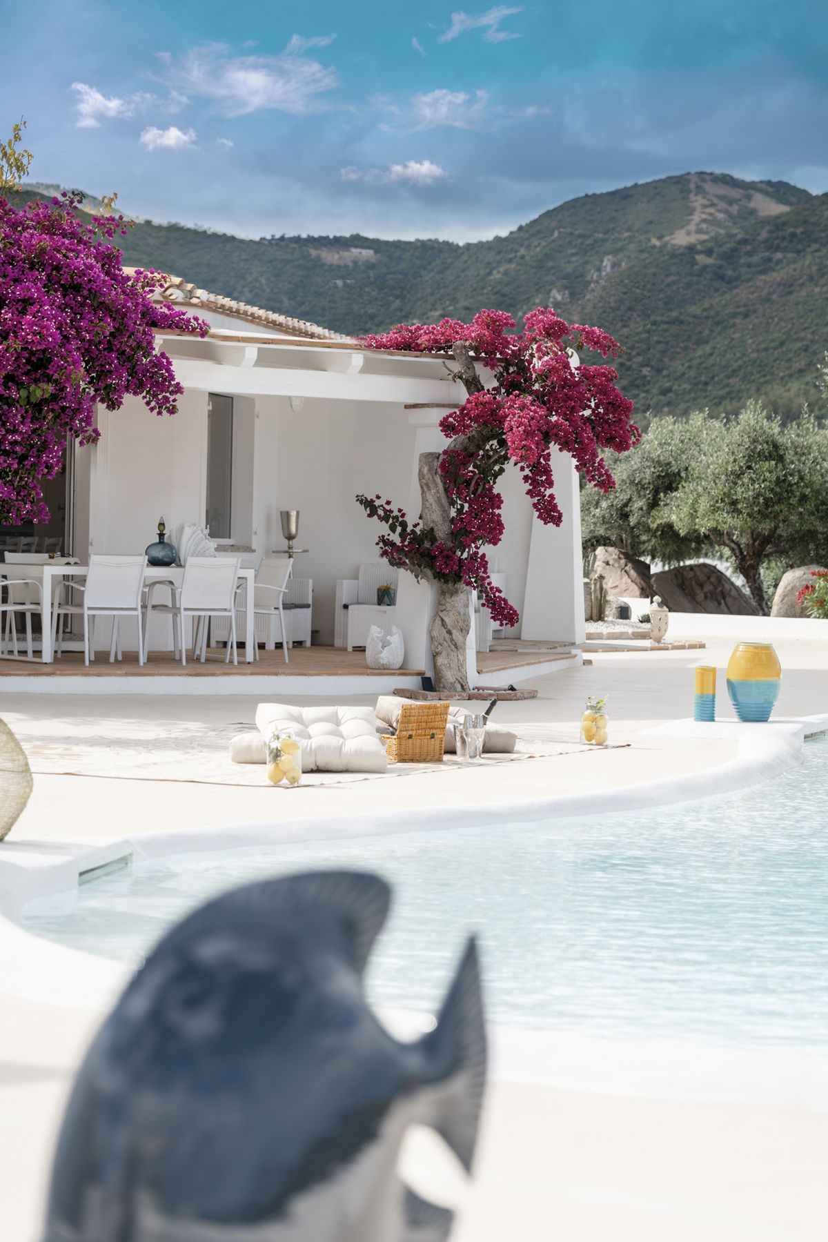 Piscina a sfioro con bouganville e vista mare