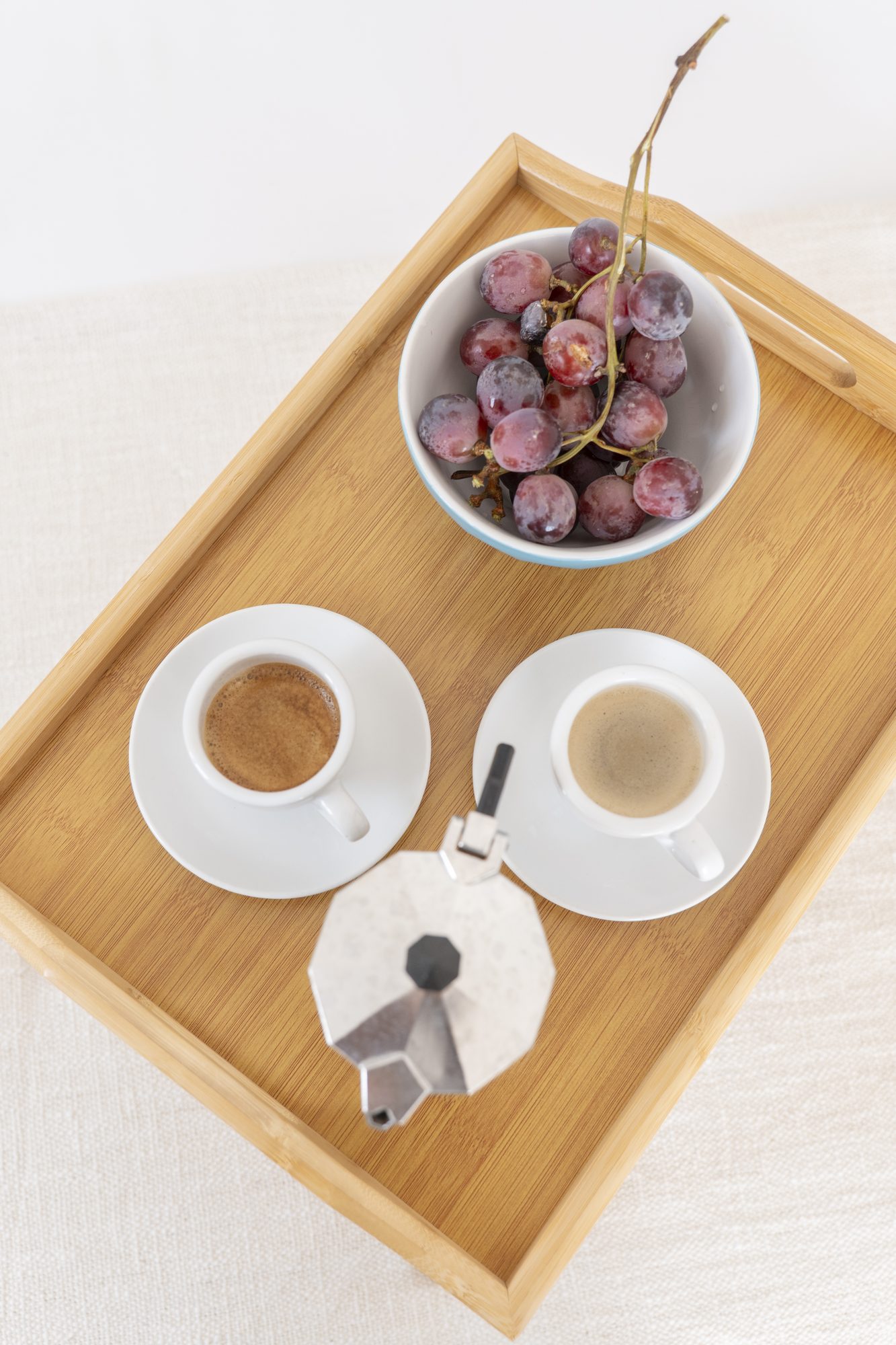 Vassoio con caffè, moka e grappolo d'uva